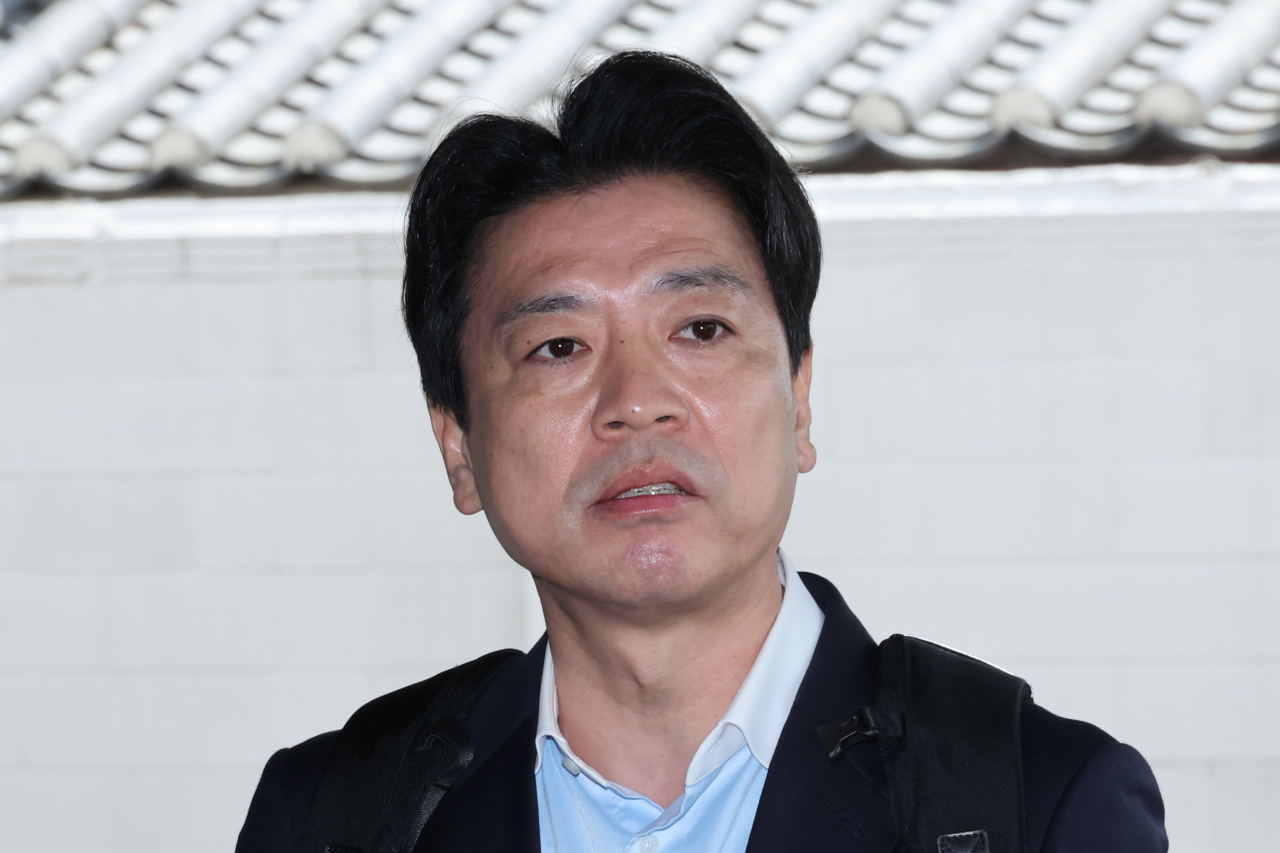 부승찬 전 국방부 대변인이 역술인 천공의 대통령실 관저 이전 개입 의혹 제기와 관련해 경찰 조사를 받기 위해 27일 오전 서울 종로구 서울경찰청 자하문로별관 사이버수사과로 출석하며 취재진 질문에 답하고 있다. 부 전 대변인은 지난해 12월 본인의 저서 '권력과 안보'에서 천공의 관저 개입 의혹 부분을 건드렸다. [연합뉴스]
