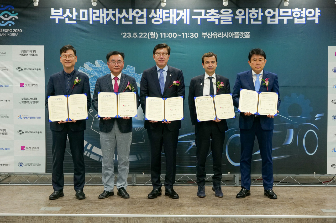 김형균(왼쪽부터) 부산테크노파크 원장, 이임건 부울경지역대학산학협력단장협의회장, 박형준 부산시장, 스테판 드블레즈 르노코리아 사장, 오린태 부산자동차부품공업협동조합 이사장이 부산시 미래차 산업 생태계 구축을 위한 민관학 MOU를 체결하고 기념촬영을 하고 있다. [르노코리아자동차 제공]