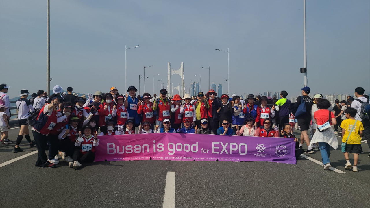 한국자유총연맹 부산시지부 회원들이 지난 21일 2030부산월드엑스포 유치기원 ‘2023년 다이아몬드브리지 걷기축제’에 참여하고 있다. [사진=한국자유총연맹 부산시지부]