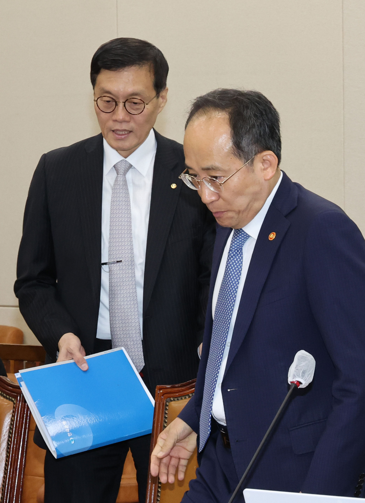 추경호 부총리 겸 기획재정부 장관과 이창용 한국은행 총재가 22일 오전 서울 여의도 국회에서 열린 기획재정위원회 전체회의에 출석하고 있다. [연합]