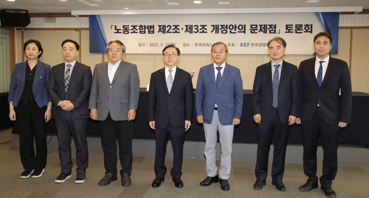 황효정(왼쪽부터) 고용노동부 과장, 최홍기 한국고용노동교육원 교수, 김영문 전북대 명예교수, 이동근 경총 상근부회장, 김대환 일자리연대 상임대표, 김강식 한국항공대 교수, 김상민 법무법인 태평양 변호사 [경총 제공]