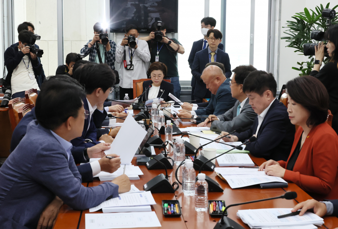 전세사기 피해 지원을 위한 특별법 제정안 심사를 위해 22일 오전 국회에서 열린 국토교통위원회 국토법안심사소위원회에서 김정재 소위원장이 의사봉을 두드리고 있다. [연합]