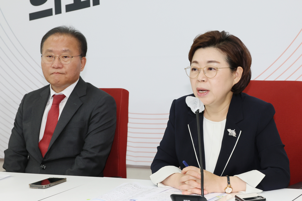 국회 국토위 국토법안심사소위원장인 국민의힘 김정재 의원이 22일 오후 국회에서 열린 국민의힘 전세사기 피해자 지원 특별법 관련 기자간담회에서 발언하고 있다. 왼쪽은 윤재옥 원내대표. [연합]