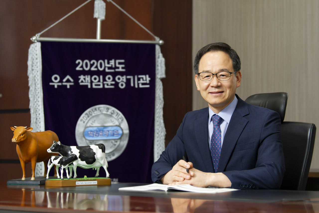 박범영 국립축산과학원장은 헤럴드경제와 인터뷰에서 동물복지의 중요성을 강조하면서 스마트축산으로 지속 가능한 축산업을 육성해야 하고 이를 위해선 정책적 노력이 뒷받침돼야 한다고 말했다.