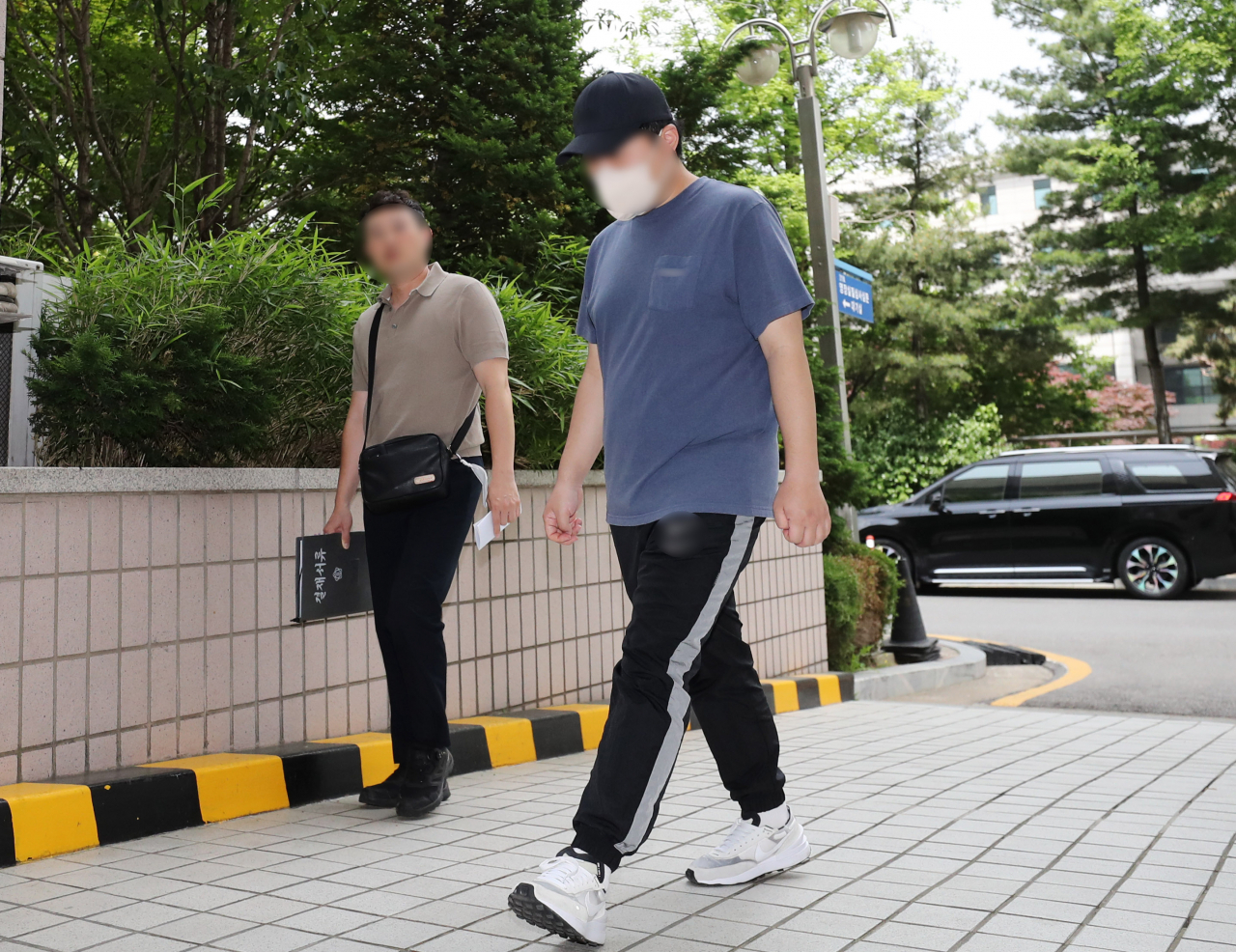 생후 2개월 아들을 학대해 뇌출혈로 중태에 빠트린 혐의를 받는 A(33)씨가 22일 오후 구속 전 피의자 심문(영장실질심사)을 받기 위해 인천지법으로 들어서고 있다. [연합]