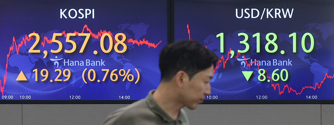 코스피가 전장보다 19.29p(0.76%) 오른 2557.08로 마감한 22일 오후 서울 중구 하나은행 딜링룸에서 딜러가 업무를 보고 있다. 이날 원/달러 환율은 전장보다 8.6원 내린 1318.1원으로, 코스닥은 전장보다 10.32p 오른 852.04로 마감했다. 연합뉴스