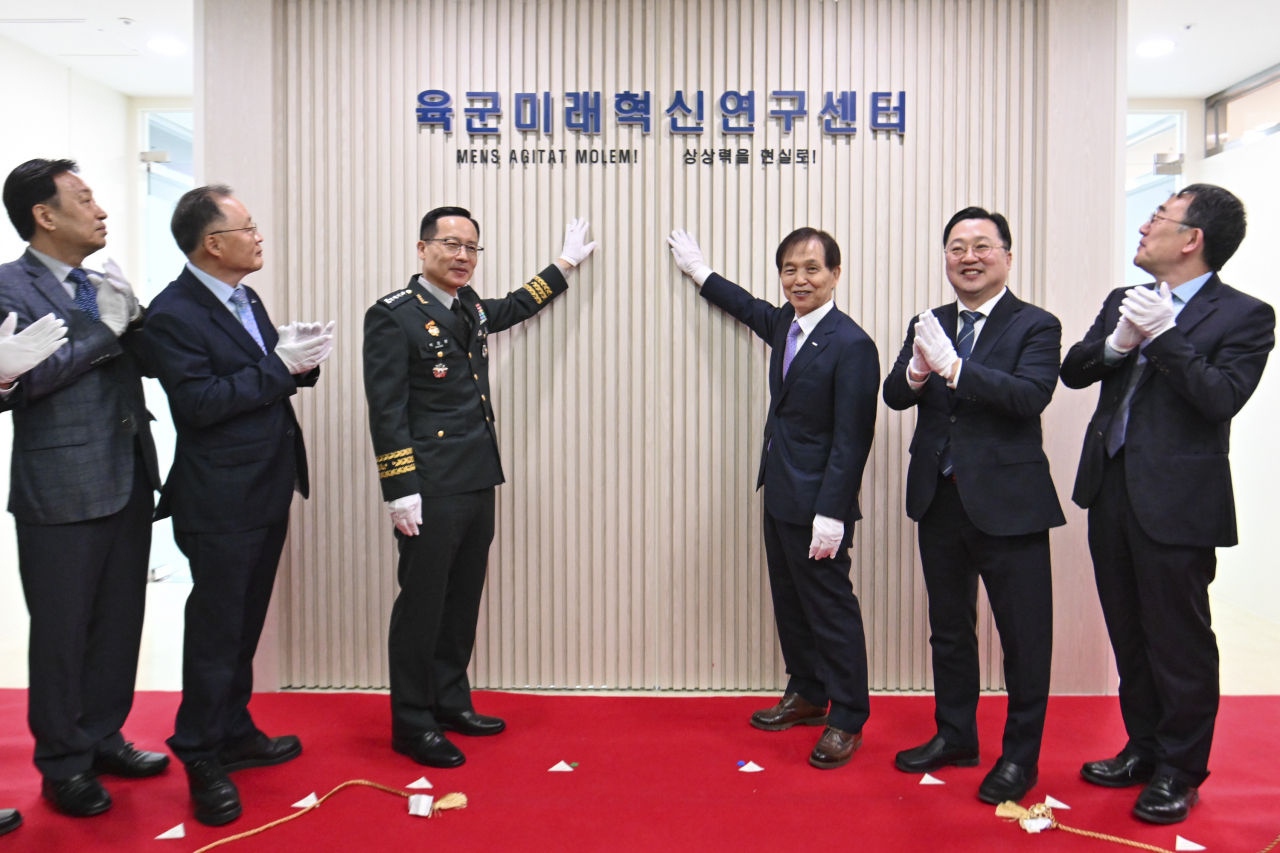 22일 열린 육군미래혁신연구센터 개소식에서 이광형(가운데 오른쪽) KAIST 총장과 박정환(가운데 왼쪽) 육군참모총장 등이 기념촬영을 하고 있다.[육군 제공]