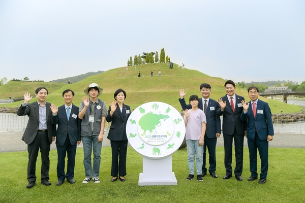 22일 한화진 환경부 장관 일행과 노관규 시장 등이 호수정원 앞에서 기념촬영하고 있다.[순천시 제공]
