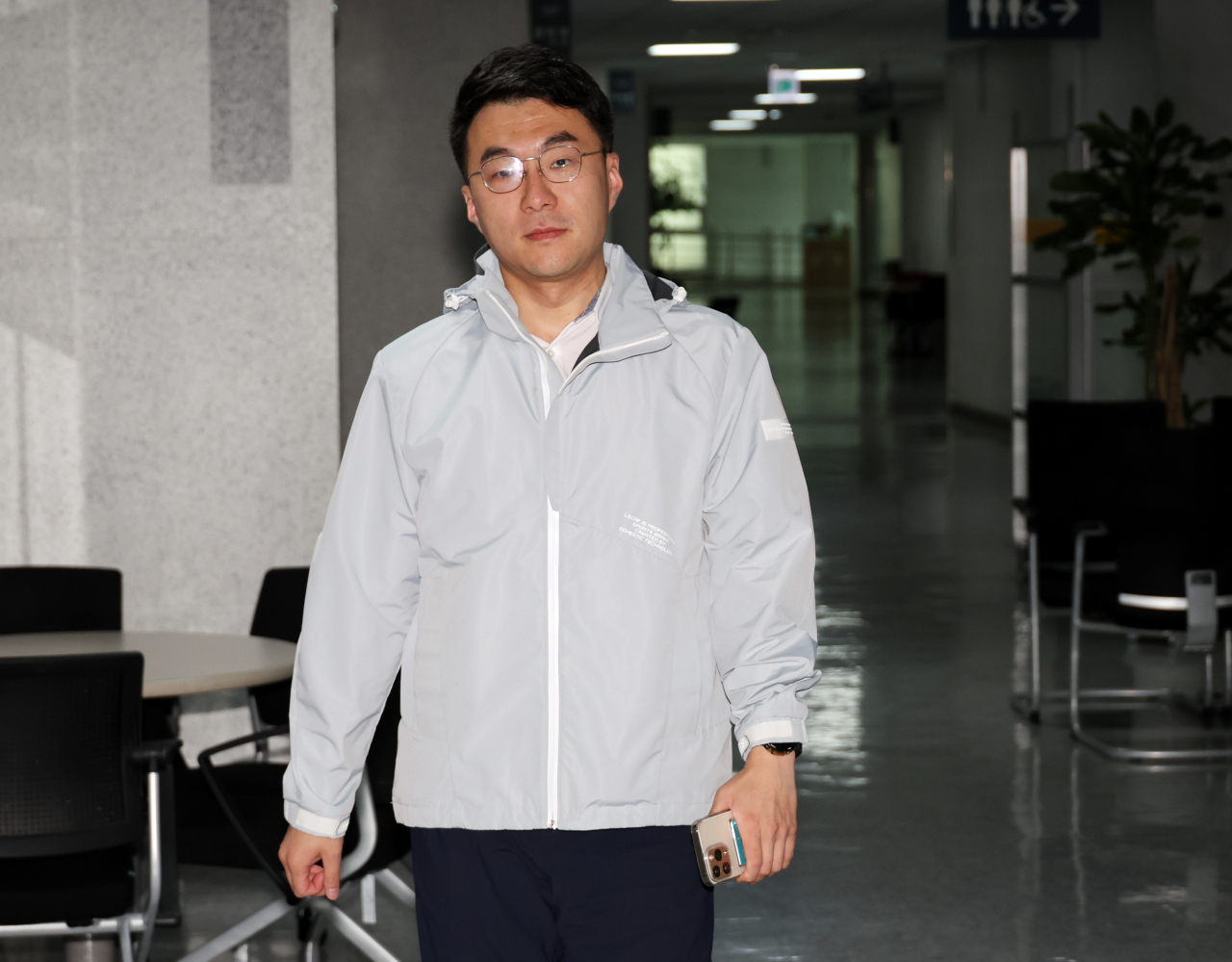 김남국 민주당 의원이 14일 오전 국회 의원실로 출근하고 있다. [연합]