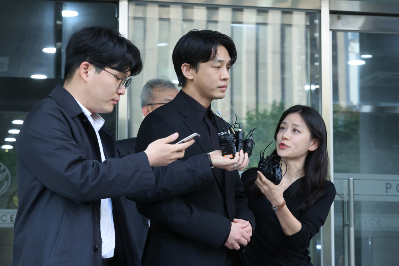 마약류 투약 혐의를 받는 배우 유아인이 17일 오전 서울경찰청 마약범죄수사대에서 마약류관리법 위반 피의자 신분으로 2차 조사를 마친 뒤 청사를 나서고 있다. [연합]