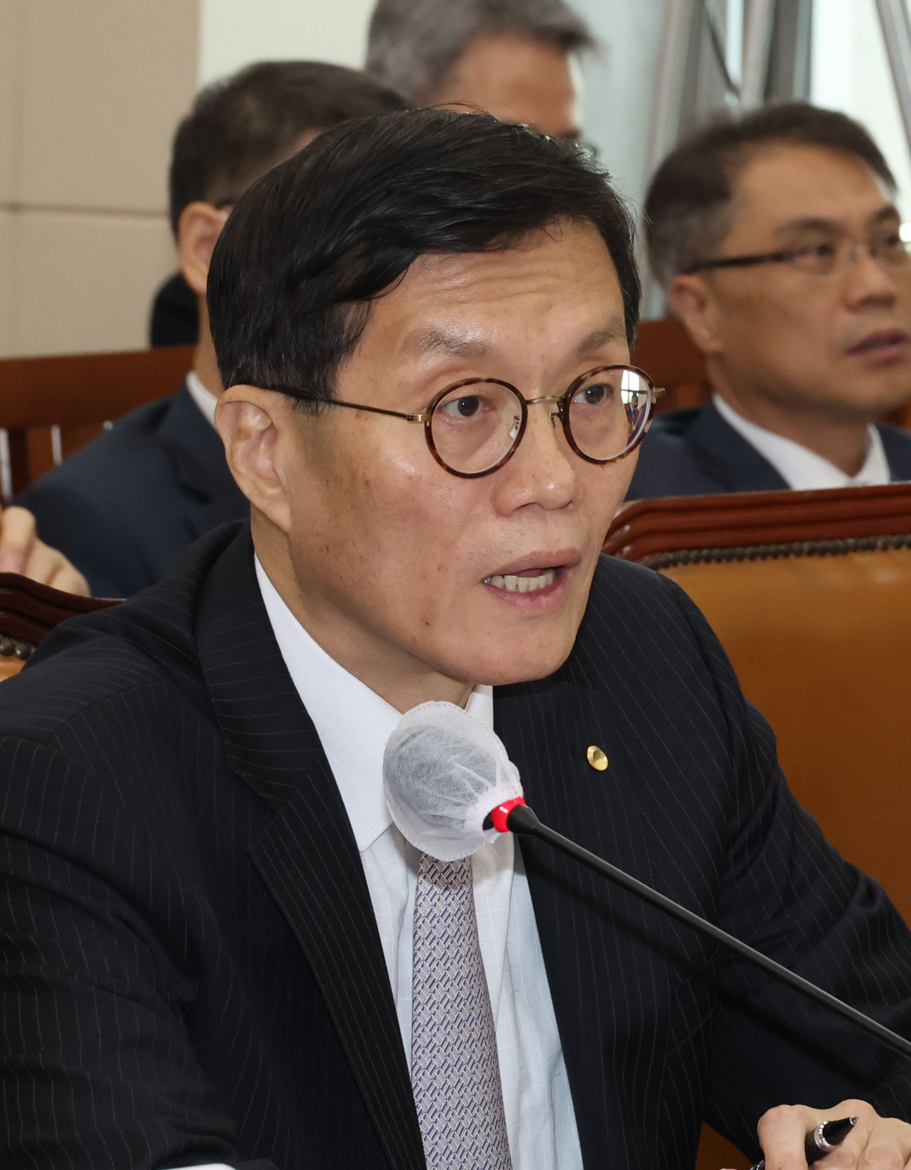 이창용 한국은행 총재가 22일 오전 서울 여의도 국회에서 열린 기획재정위원회 전체회의에서 의원 질의에 답변하고 있다. 연합뉴스
