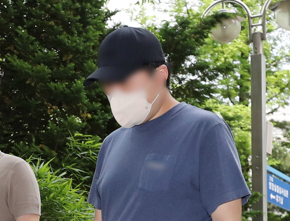생후 2개월 아들을 학대해 뇌출혈로 중태에 빠트린 혐의를 받는 A(33)씨가 22일 오후 구속 전 피의자 심문(영장실질심사)을 받기 위해 인천지법으로 들어서고 있다. [연합]