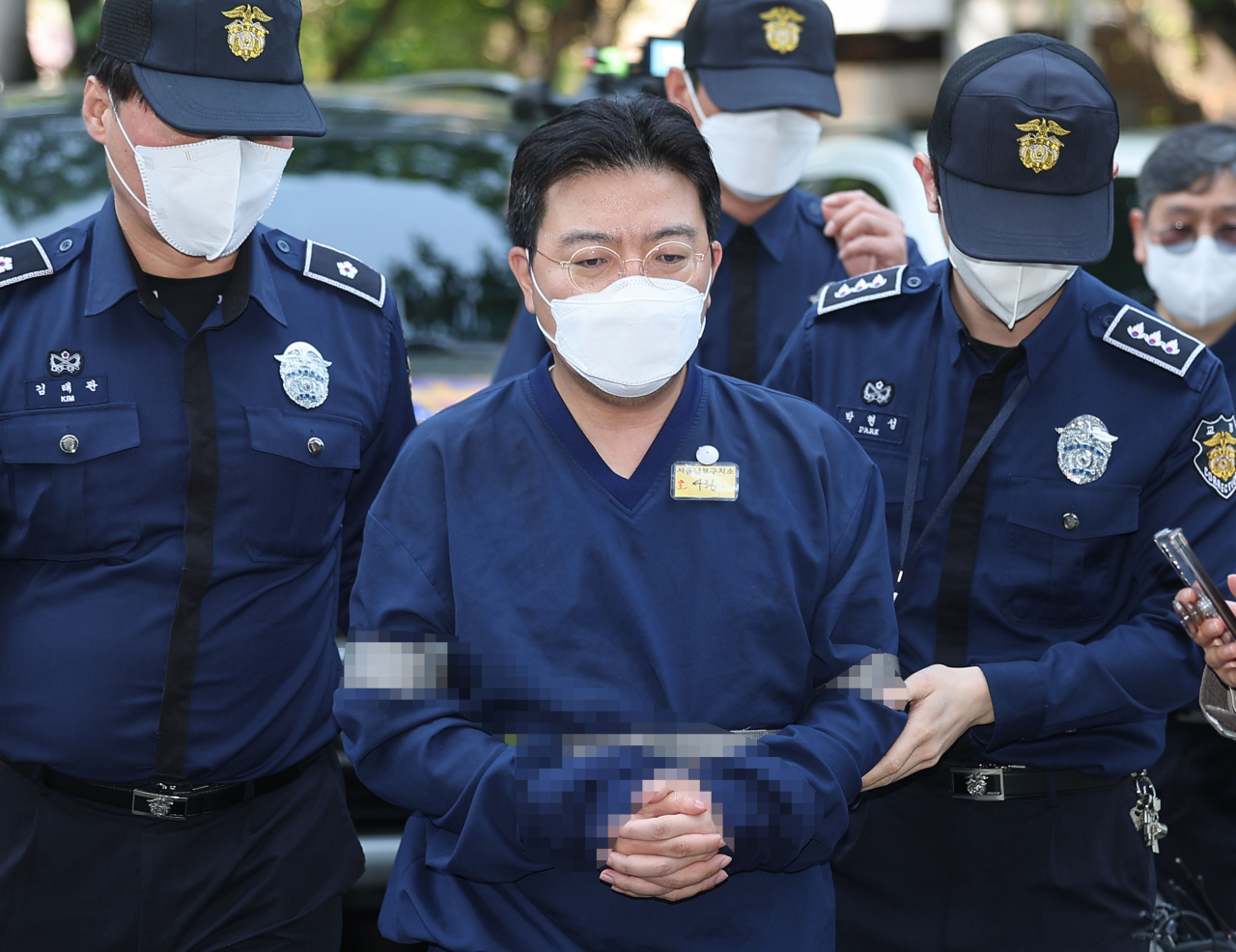 SG(소시에테제네랄)증권발 폭락 사태와 관련해 주가조작을 주도한 의혹을 받는 투자컨설팅업체 H사 라덕연 대표가 11일 오전 서울남부지방법원에서 열린 구속 전 피의자 심문(영장심사)에 출석하고 있다. [연합]