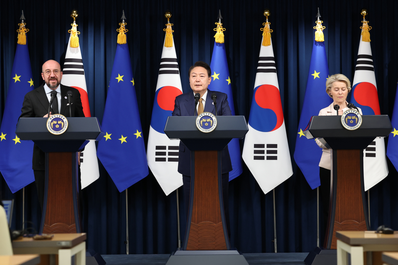 윤석열 대통령이 22일 서울 용산 대통령실 청사에서 열린 우르줄라 폰데어라이엔 EU 집행위원장(오른쪽), 샤를 미셸 EU 정상회의(이사회) 상임의장과의 한-EU 정상회담 공동 언론발표에서 발언하고 있다. [연합]