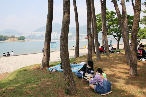 제5회 여수기업사랑‧지역사랑 학생 백일장대회에 참석한 학생들이 창작글을 작성하고 있다.