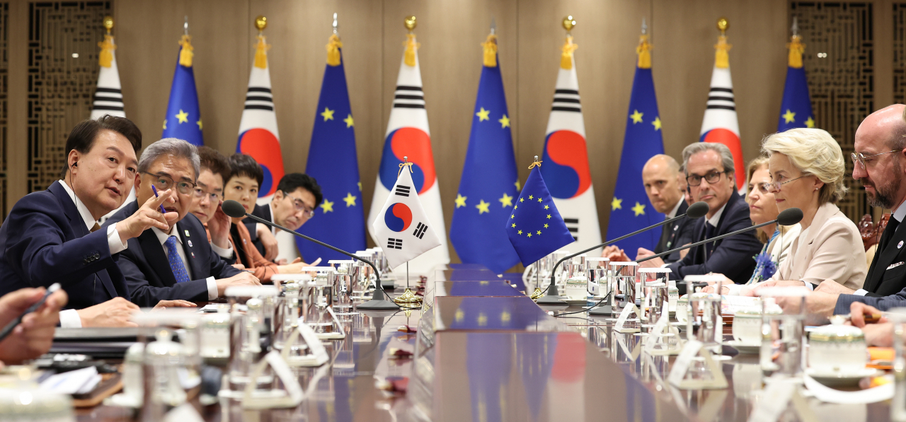 윤석열 대통령이 22일 서울 용산 대통령실 청사에서 우르줄라 폰데어라이엔 EU 집행위원장, 샤를 미셸 EU 정상회의(이사회) 상임의장과 한-EU 정상회담을 하고 있다. [연합]