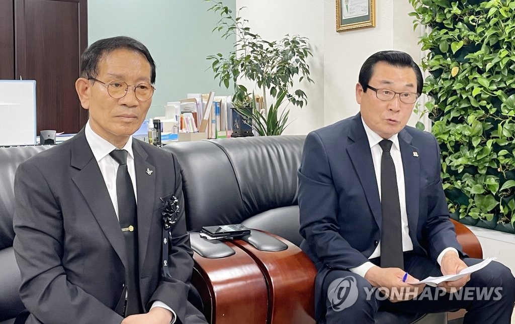 22일 오후 광주 서구 5·18기념문화센터에 위치한 5·18 부상자회 사무실에서 황일봉 5.18부상자회 회장과 정성국 공로자회장이 발언을 하고 있다. 두 단체는 이날 광주시의 행정으로 피해를 본 사례 수집을 위한 기자간담회를 열었다.[연합]