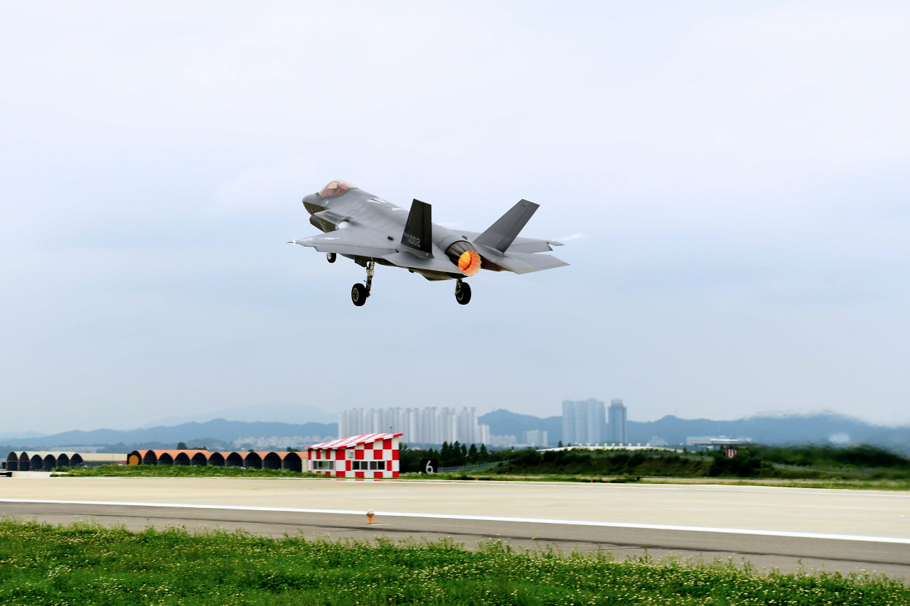 청주 공군기지 활주로에서 이륙하는 한국 F-35A. [연합]