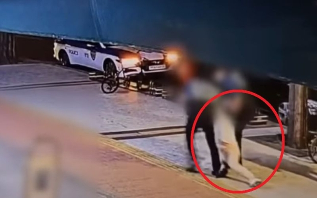 지난 19일 오후 11시40분경 서울 노원구에서 40대 여성 A씨를 차에 태우려 하자 A씨가 몸부림치는 모습 [채널A 캡처]