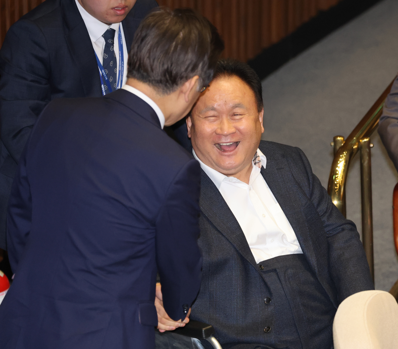 국회 본회의에서 민주당 이재명 대표와 이상민 의원이 인사하고 있다. [연합]