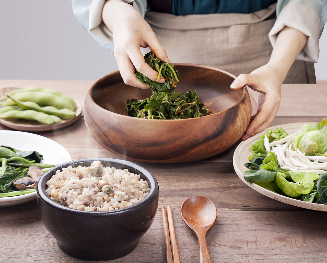 사찰음식은 육식이나 술, 자극적이고 기름진 것처럼 몸에 부담을 주는 음식을 먹으면 심신도 악영향을 받기 쉽다는 철학 하에 이를 철저히 배제하는 식단으로 꾸려 낸다. 음식을 통해 몸이 정화되고 정신이 맑아지며 궁극적으로는 마음의 평안과 깨달음을 추구한다.