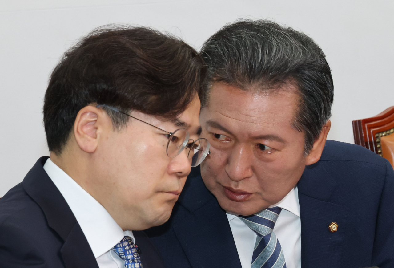 더불어민주당 정청래 최고위원(오른쪽)과 박찬대 최고위원이 22일 오전 서울 여의도 국회에서 열린 최고위원회의에서 대화하고 있다. [연합]