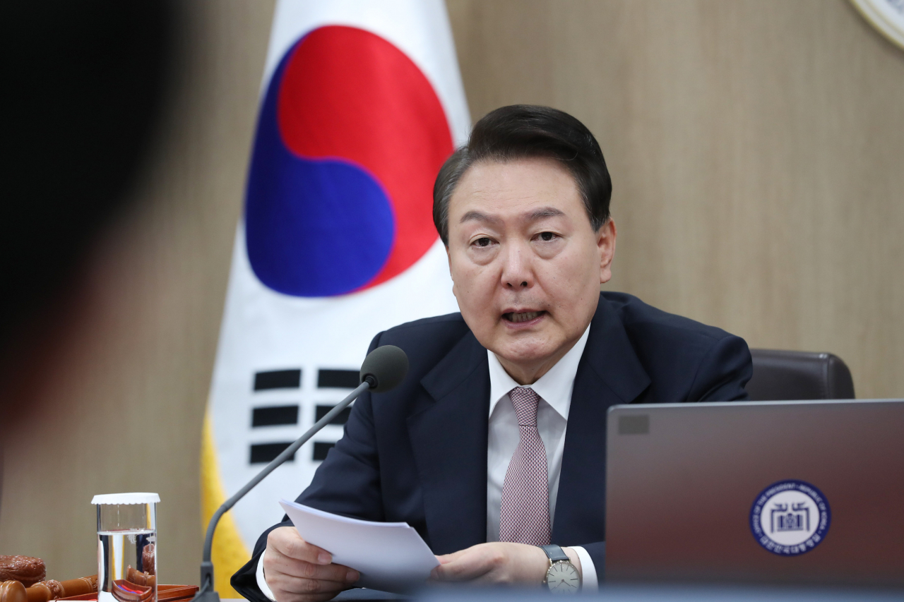 윤석열 대통령은 23일 서울 용산 대통령실에서 주재한 국무회의에서 민주노총 건설노조의 최근 대규모 도심 집회와 관련 “국민의 자유와 기본권을 침해하고 공공질서를 무너뜨린 민노총의 집회 행태는 국민들께서 용납하기 어려울 것”이라고 비판했다. [연합]
