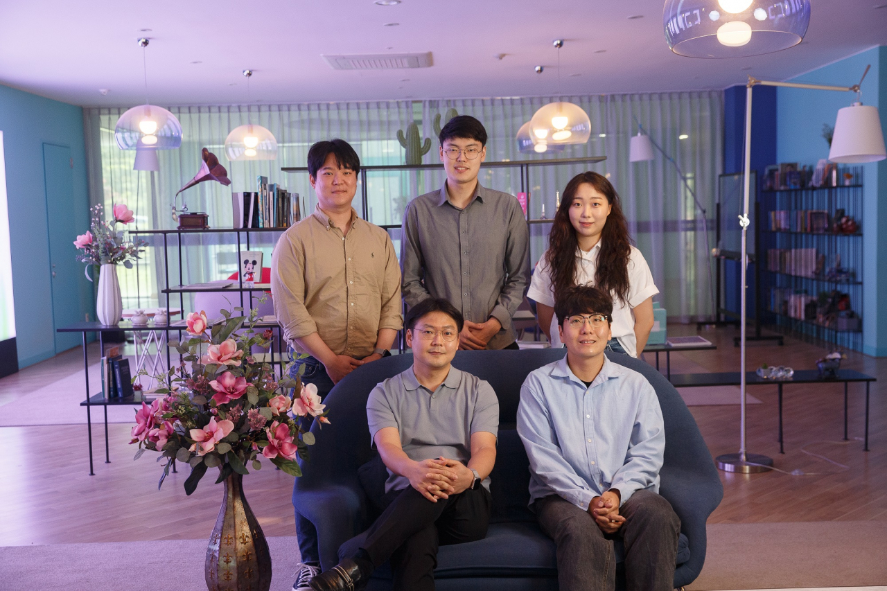 이번 연구를 수행한 UNIST 연구진. 김동영(뒷줄 왼쪽부터 시계방향으로) 연구원, 이서황 연구원, 김예민 연구원, 이창욱 교수, 김현우 연구원.[UNIST 제공]