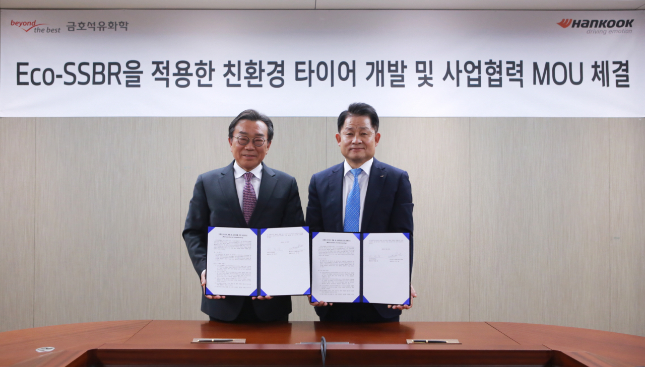 이수일(오른쪽부터) 한국타이어앤테크놀로지 대표이사와 백종훈 금호석유화학 대표이사가 체결식에서 기념촬영을 하고 있다. [한국타이어앤테크놀로지 제공]