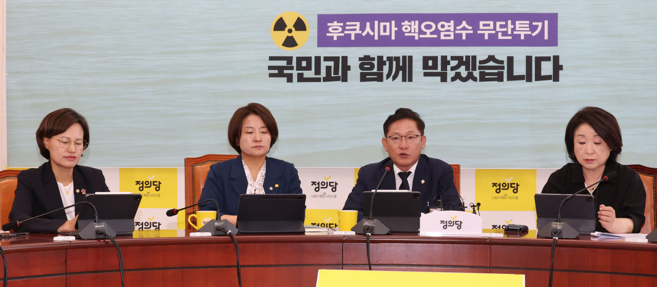 배진교 정의당 원내대표가 23일 오전 서울 여의도 국회에서 열린 의원총회에서 발언하고 있다. 왼쪽부터 강은미 원내대변인, 이은주 원내수석부대표, 배진교 원내대표, 심상정 의원. [연합]