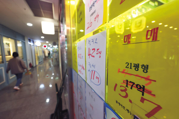 서울의 한 부동산중개업소 앞에 매물정보 안내문이 붙어 있다. [연합]