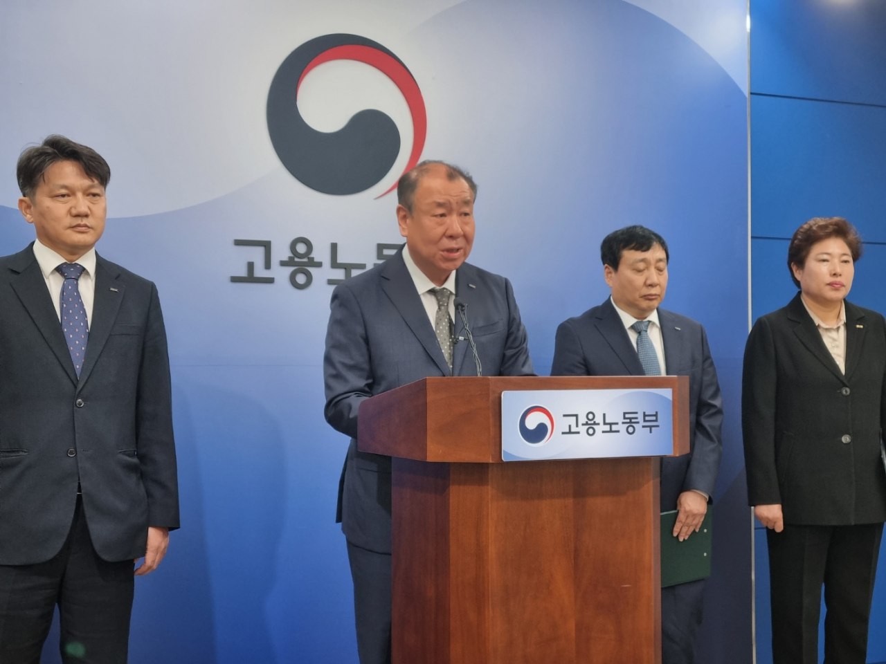 어수봉 한국산업인력공단 이사장이 23일 정부세종청사 고용노동부에서 ‘2023년 정기 기사·산업기사 제1회 실기시험’ 과정에서 발생한 응시생 609명의 답안지 파쇄 사고에 대해 설명하고 있다. [사진=김용훈 기자]