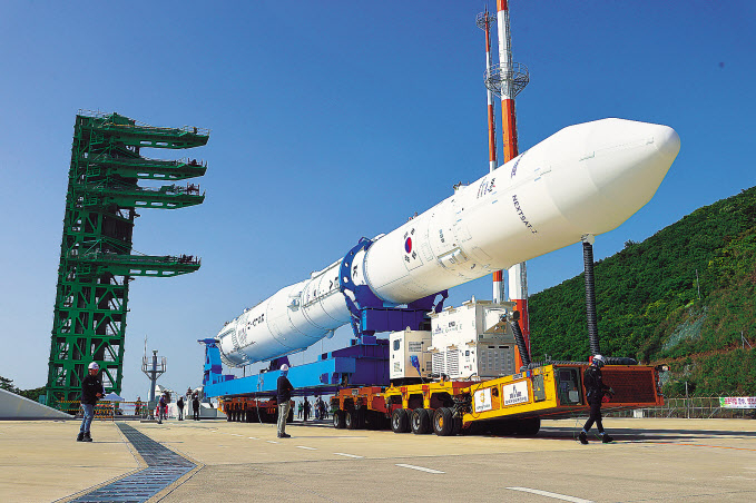 한국형 발사체 ‘누리호(KSLV-Ⅱ)’가 3차 발사를 하루 앞둔 23일 오전 전남 고흥군 나로우주센터 발사체조립동에서 발사대로 이송되고 있다. 누리호는 기립 준비 과정을 거쳐 이날 오전 중에 발사대에 세워지며 오후에는 발사 준비작업이 수행될 예정이다. [한국항공우주연구원 제공]