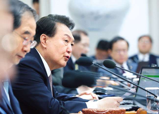 윤석열 대통령이 23일 서울 용산 대통령실 청사에서 열린 국무회의에서 발언하고 있다. 윤 대통령은 이 자리서 주요 7개국(G7) 정상회의에서의 외교 성과를 강조했다. [연합]