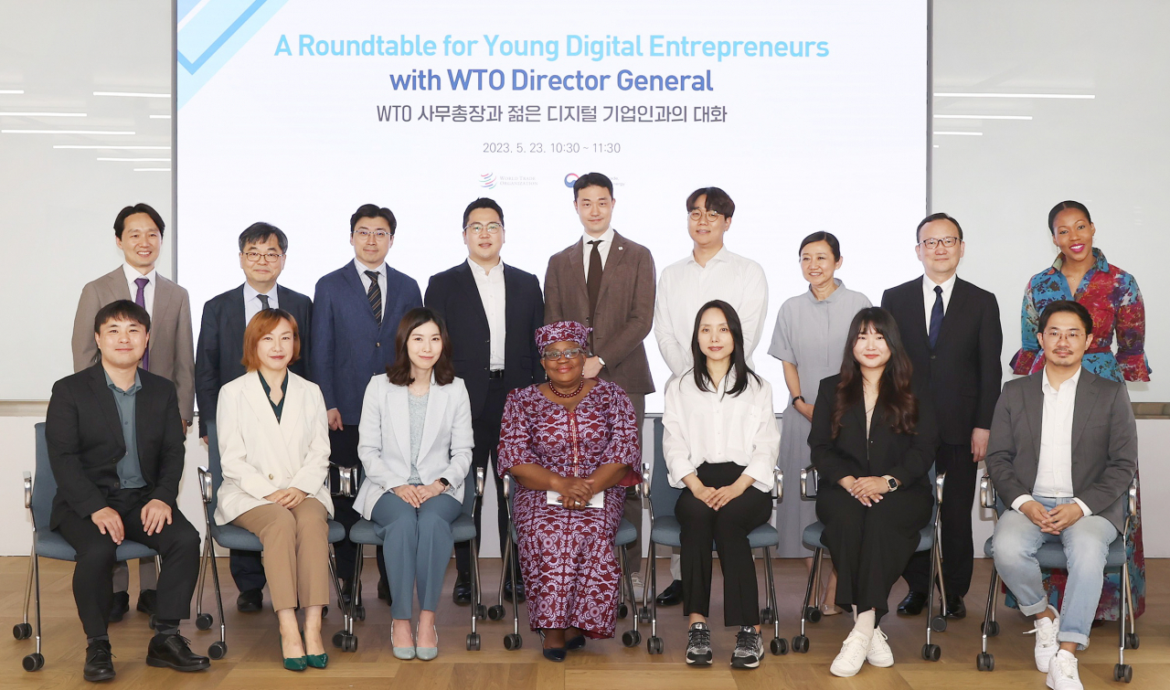 응고지 오콘조-이웰라(앞줄 가운데) 세계무역기구(WTO) 사무총장이 23일 경기 성남 분당네이버 본사에서 ‘디지털·서비스 무역의 미래, WTO의 역할’이라는 주제로 젊은 디지털 기업인과의 대화를 갖고 기념촬영을 하고 있다. [산업통상자원부 제공]