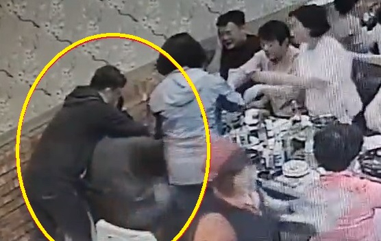 부천시의회 소속 더불어민주당 A 의원이 여성 의원과 여직원을 성추행했다는 의혹의 영상.
