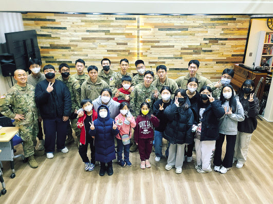 길 위의 교회 야학 봉사 미군 장병들과 아이들