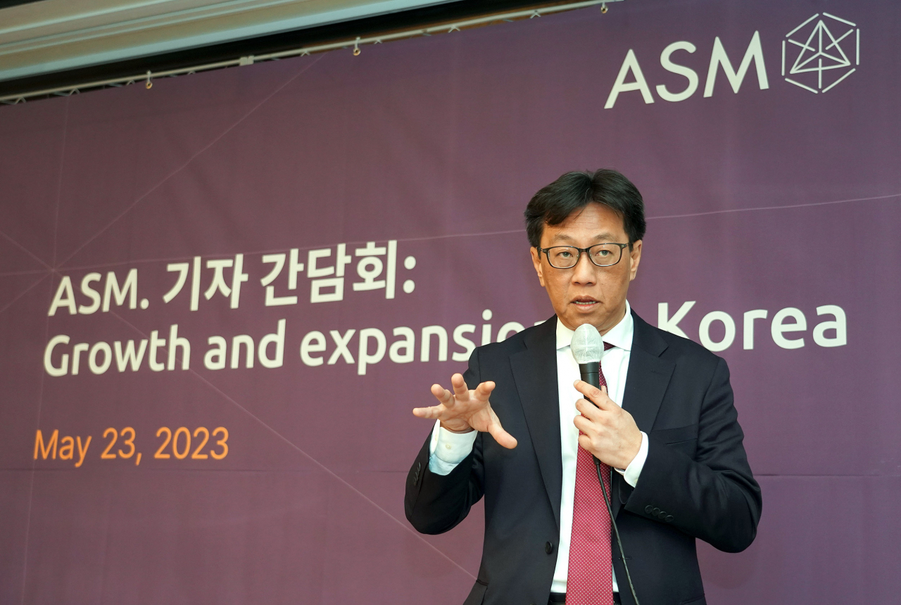 벤자민 로 ASM CEO가 23일 조선 팰리스 서울 강남에서 진행된 기자간담회에서 답변하고 있다. [ASM 제공]