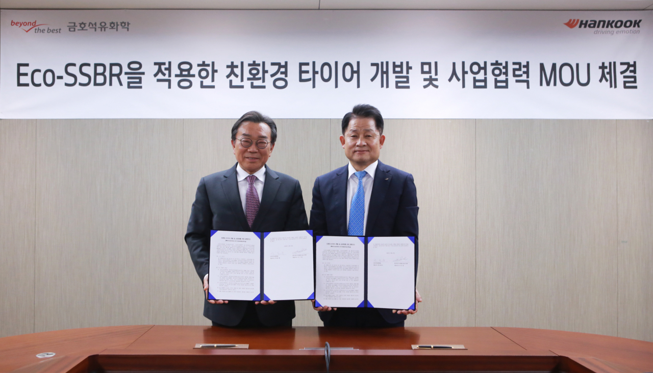 백종훈(왼쪽) 금호석유화학 대표이사와 이수일 한국타이어앤테크놀로지 대표이사가 친환경 타이어 개발 및 사업협력 MOU 체결 후 기념촬영을 하고 있다. [금호석유화학 제공]