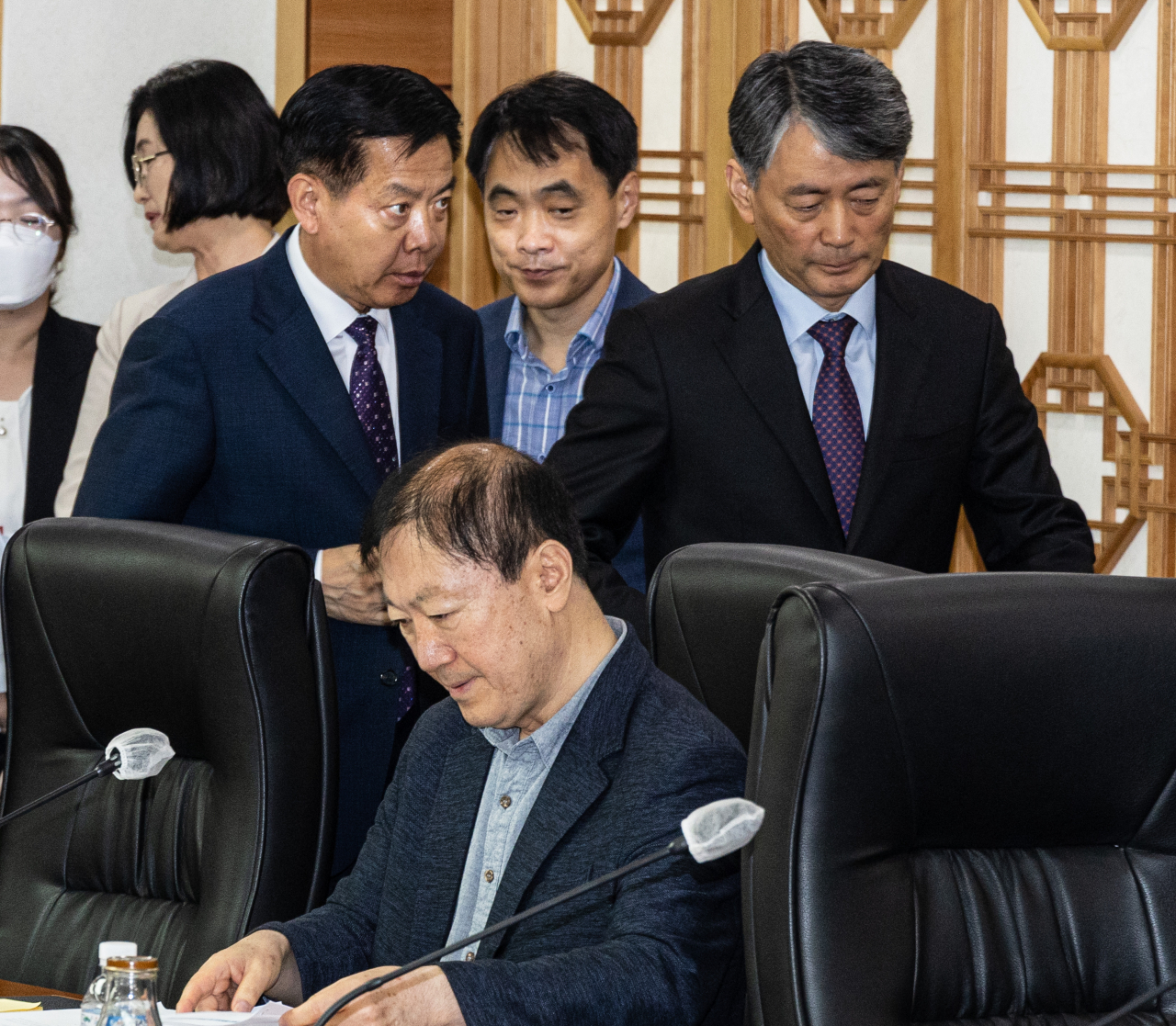 조지호 경찰청 차장(윗줄 오른쪽), 김희중 행정안전부 경찰국장(윗줄 왼쪽)이 23일 오전 서울 종로구 정부서울청사에서 열린 제12차 경찰제도 발전위원회 회의를 마친 뒤 박인환 위원장(아래)을 지나치며 퇴장하고 있다. [연합]
