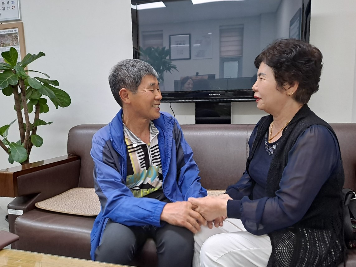 사망자로 살다가 순천에서 30년 만에 여동생을 만난 서 모씨가 즐거워 하고 있다./사진제공 순천시