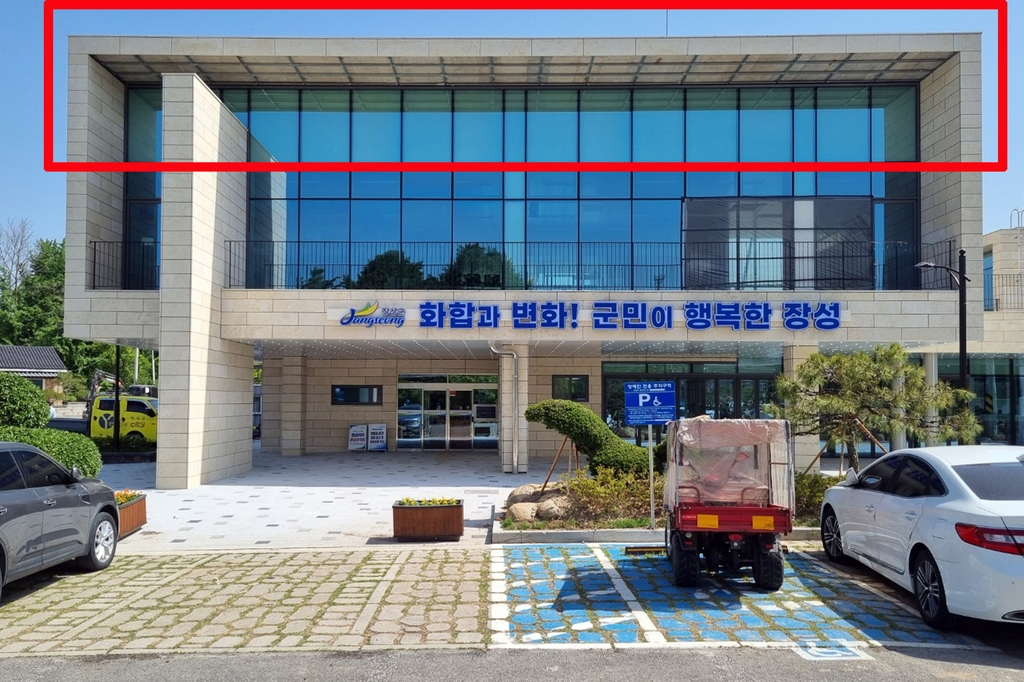 석재 패널인 천장 마감재가 떨어져 나간 장성군 북이면 행정복지센터 [장성군 제공]