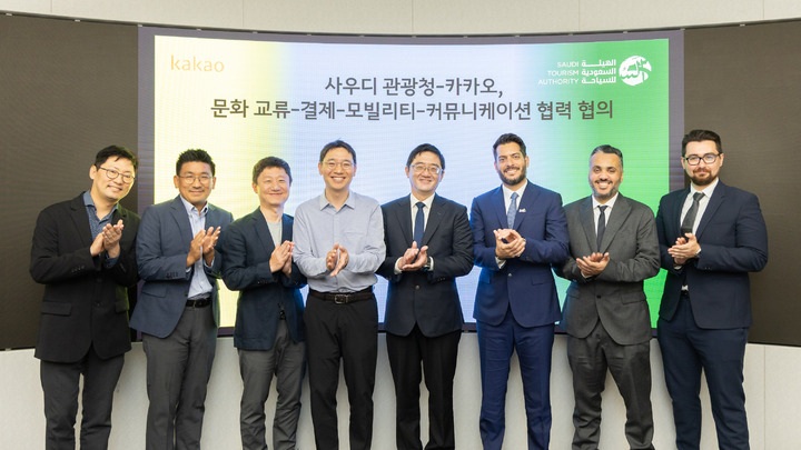 좌측부터 신호철 카카오페이 결제그룹장, 김재현 카카오모빌리티 카오너사업실장, 조한규 카카오엔터테인먼트 대외협력실장, 신민균 카카오 전략기획그룹장, 임자 춘 컥 (Choon Quek) 사우디아라비아 관광청 아시아태평양지역 최고기술책, 알하산 알다바그(Alhasan Aldabbagh) 최고책임자. [카카오 제공]
