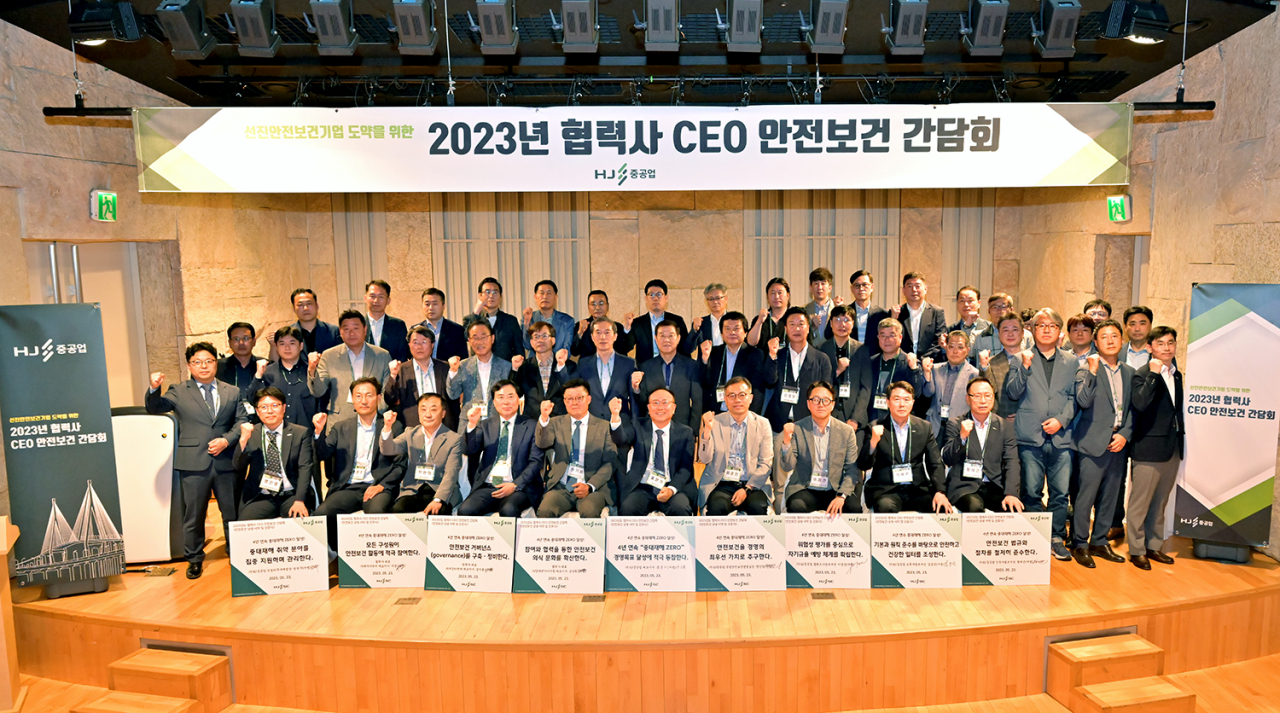 간담회 행사 사진(1열 좌측에서 여섯번째가 홍문기 건설부문 대표)