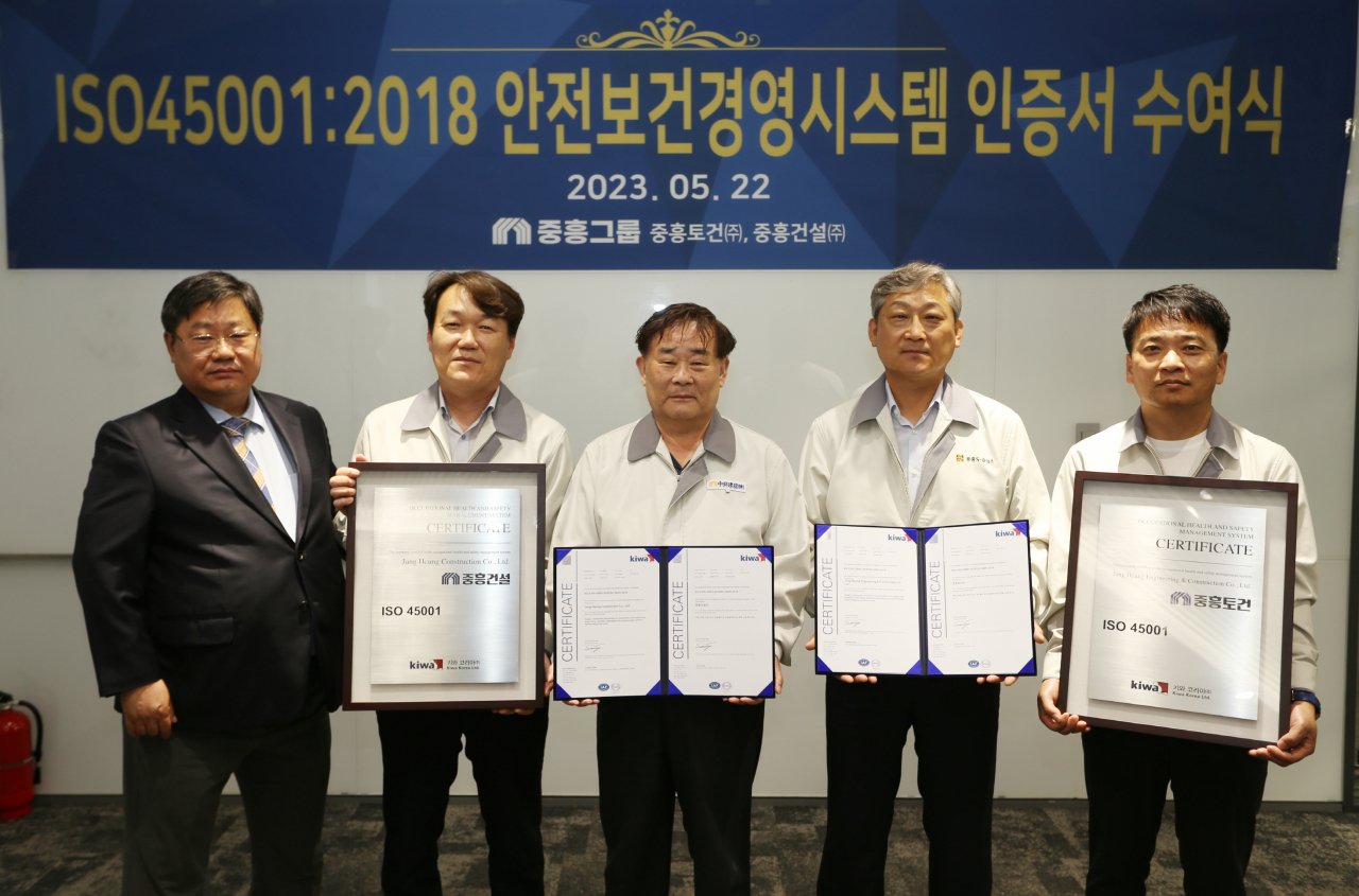 (왼쪽부터) 이승찬 키와코리아 원장, 류재우 중흥건설 상무, 백승권 중흥건설 대표이사, 이경호 중흥토건 대표, 임재훈 중흥토건 상무가 안전보건경영시스템 인증서 수여식을 마치고 기념 촬영을 하고 있다. [중흥그룹 제공]