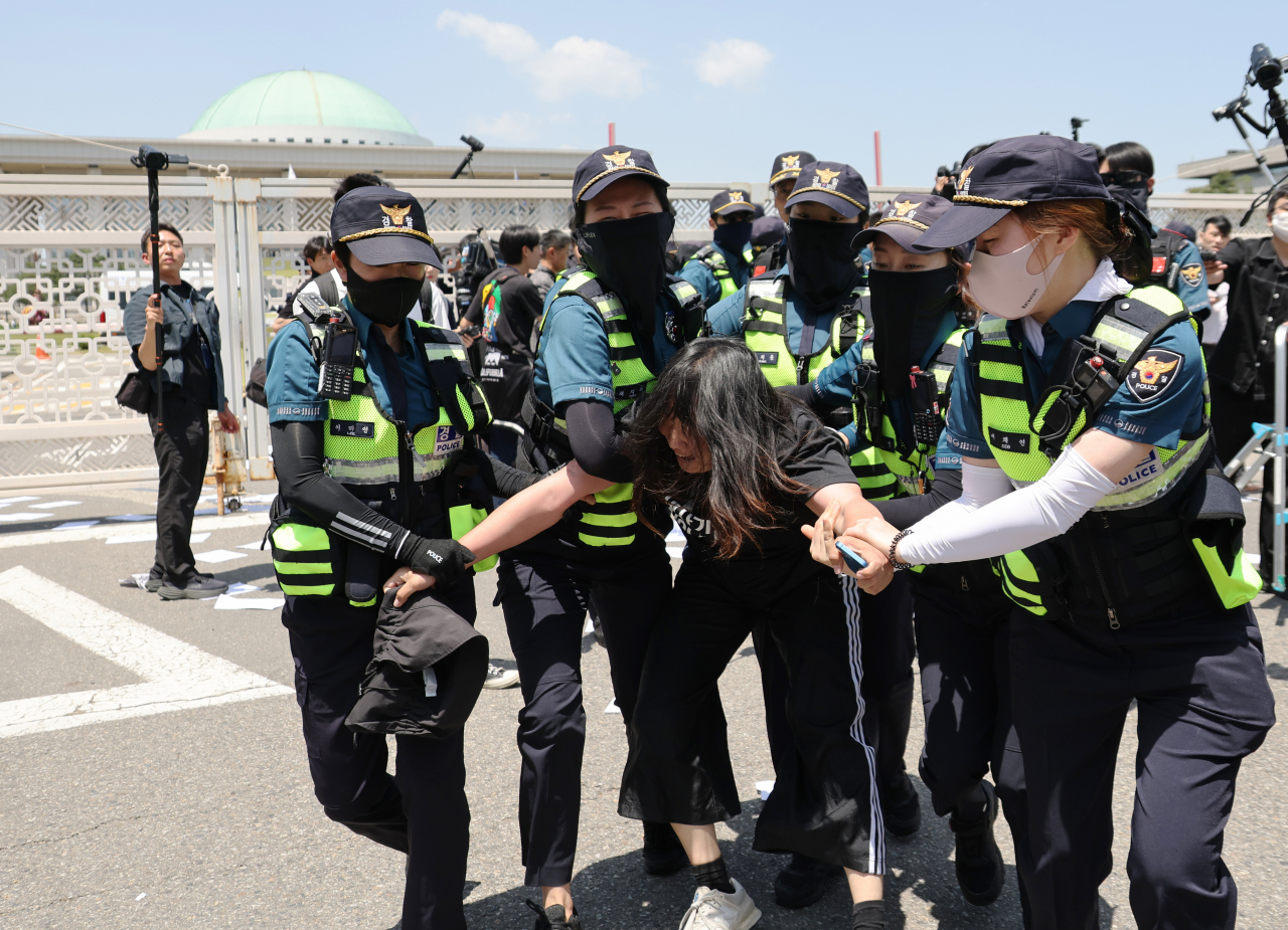 전세사기·깡통전세 피해자 전국 대책위원회와 문제해결을 위한 시민사회 대책위원회 관계자들이 23일 서울 여의도 국회 앞에서 '전세사기·깡통전세 피해자 기자회견'을 마치고 민원접수를 위해 국회 민원실로 향하다 경찰에 가로막혔다. 국회 앞에서 출입을 요구하던 참석자들이 경찰에 의해 인도로 끌려 나가고 있다. [연합]