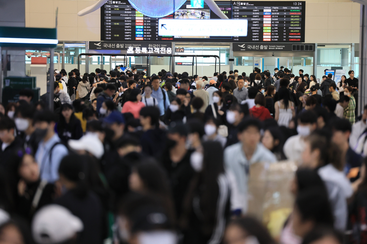사람들로 붐비는 제주공항. [연합]
