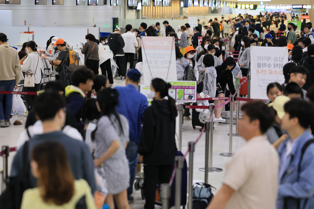 사람들로 붐비는 제주공항. [연합]