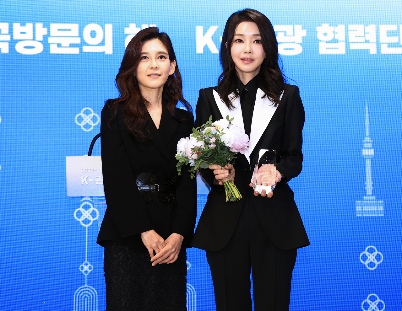 김건희 여사가 23일 서울 중구 한국관광공사 홍보관 '하이커 그라운드'에서 열린 K-관광 협력단 출범식에서 한국방문의해위원회 명예위원장으로 추대된 뒤 이부진 위원장(왼쪽)과 기념촬영을 하고 있다. [연합]