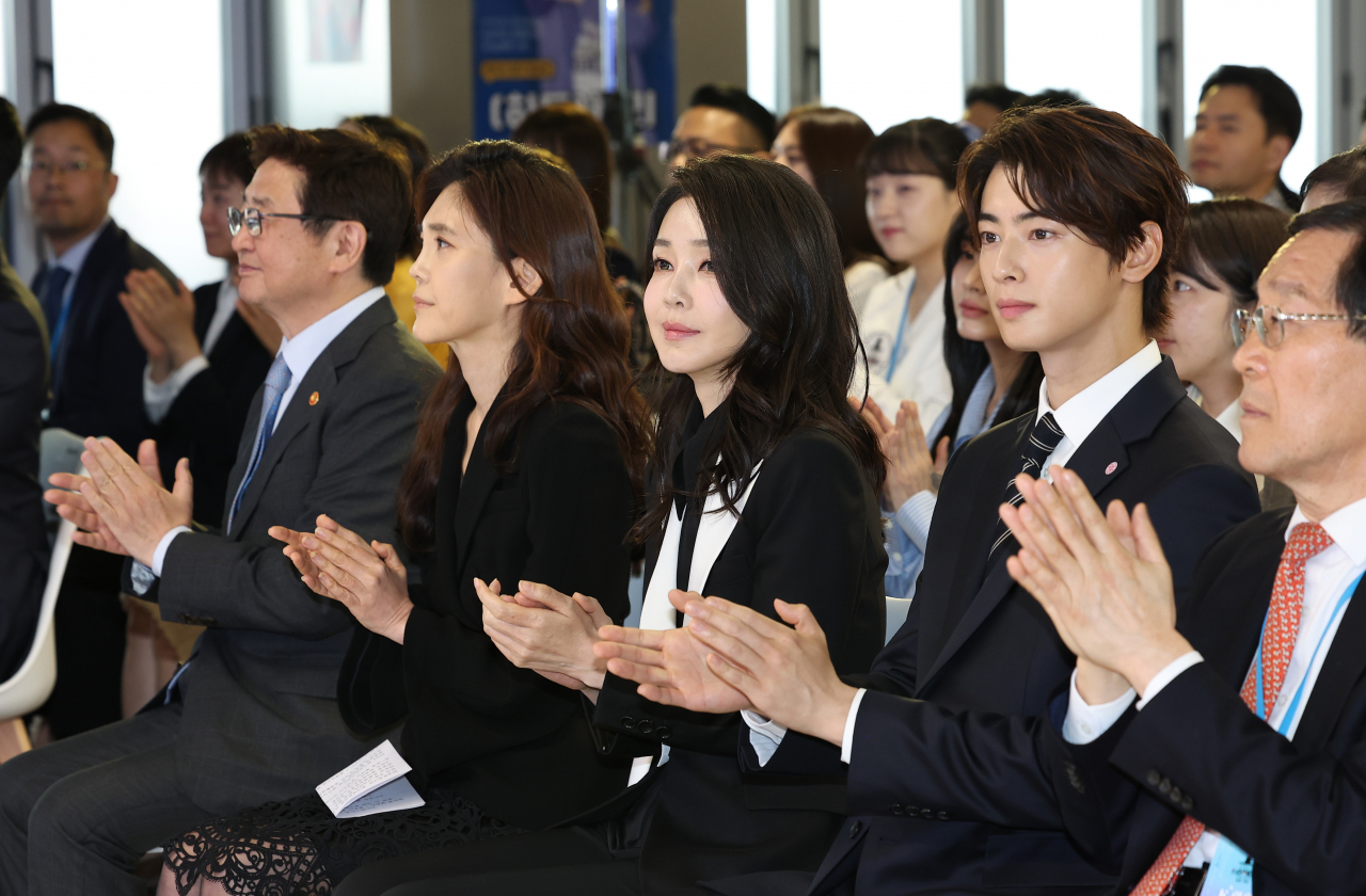 김건희 여사가 23일 서울 중구 한국관광공사 홍보관 '하이커 그라운드'에서 열린 K-관광 협력단 출범식에 참석하고 있다. 왼쪽부터 박보균 문화체육관광부 장관, 이부진 한국방문의 해 위원장, 김건희 여사, 차은우 한국방문의 해 홍보대사, 김장실 한국관광공사 사장. [연합]